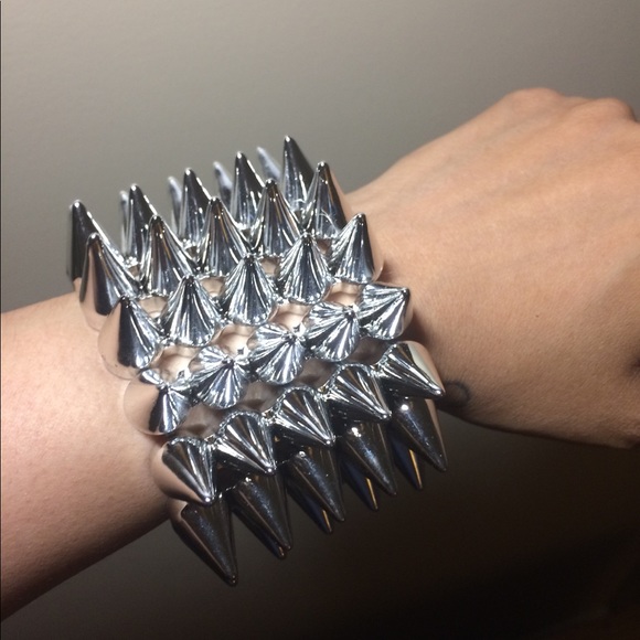 ✨ 1x Host Pick ✨Bad A$$ Spike Cuff - Picture 2 of 5